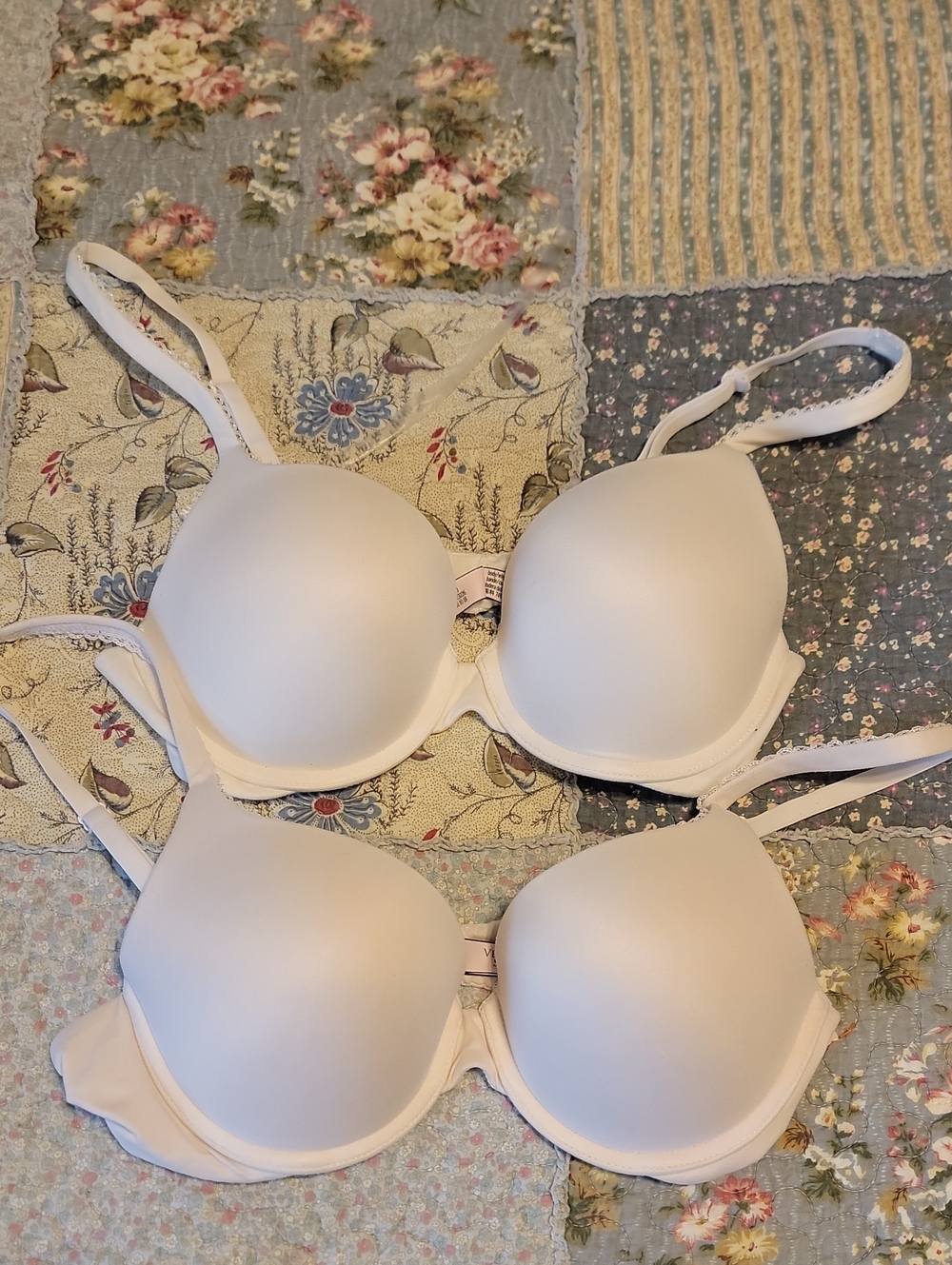 Victoria's Secret "PERFECT SHAPE" White Off White Molded T Shirt Bras 2 PC.  34C